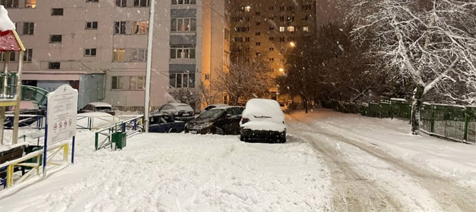Эксперт рассказал, почему опасно ездить на авто со снегом на крыше
