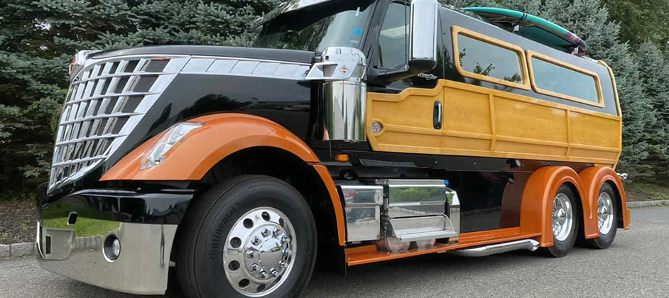 Шестиколёсный грузовик в стиле серферского хот-рода Woody Wagon