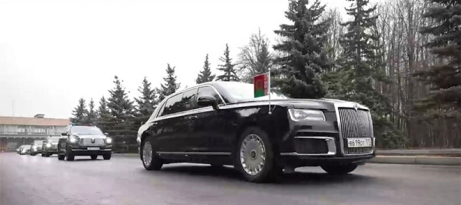 Кортеж Лукашенко сняли на видео в Москве. В нем были Aurus, Tank и Hongqi