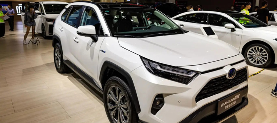 Новый Toyota RAV4 показали перед премьерой: как изменился популярный кроссовер