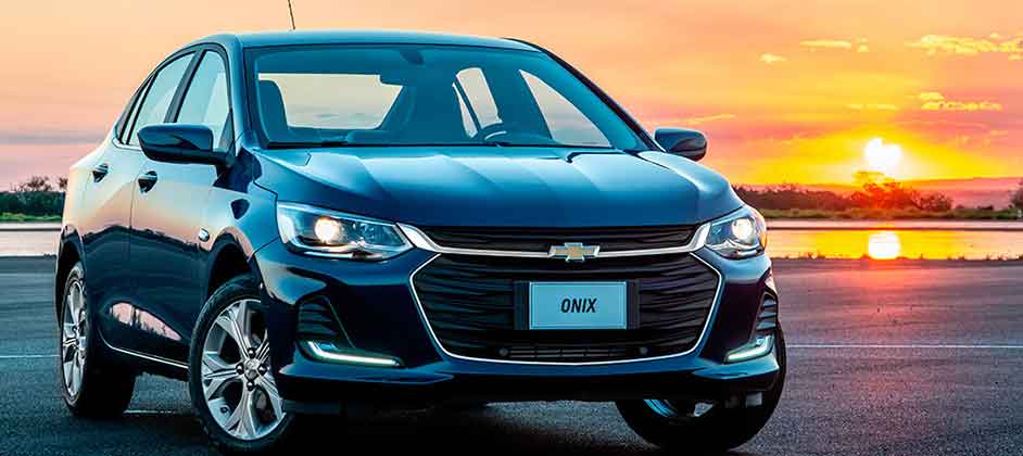 В Узбекистане на автовозе сфотографировали дешевый седан Chevrolet Onix