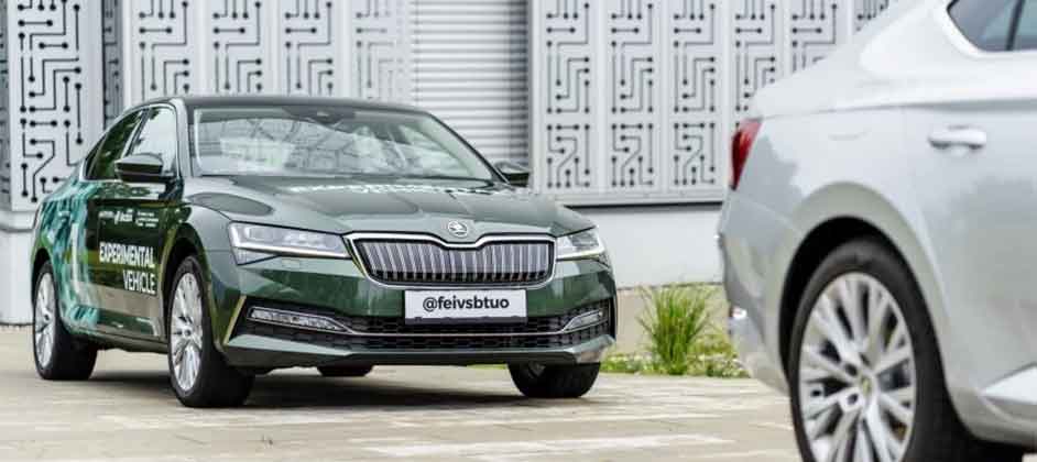 Skoda научила одного водителя управлять двумя автомобилями