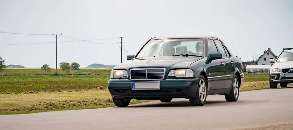 Россиянин расхвалил 30-летний седан Mercedes C-Class w202